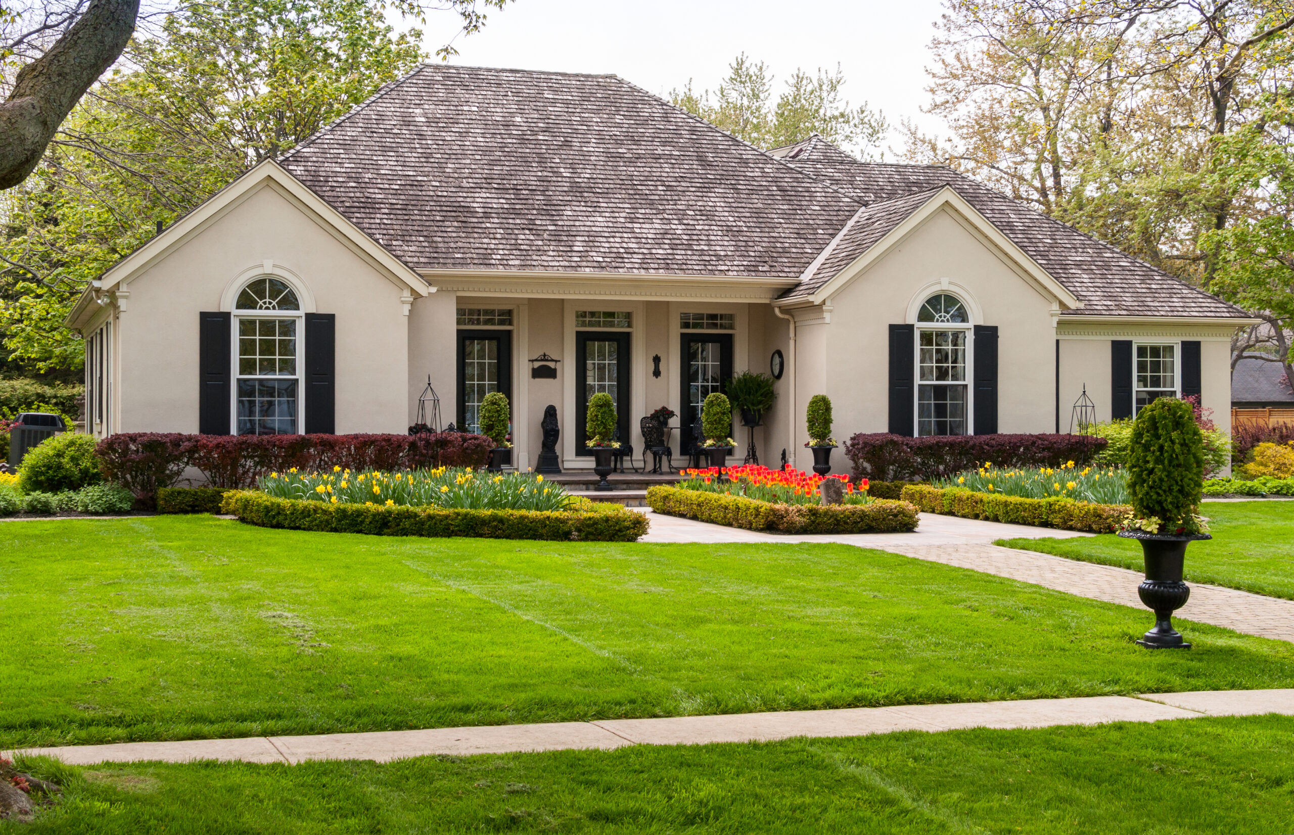 One,Storey,House,With,A,Lawn,And,Nice,Landscaping